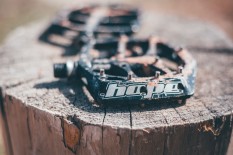 bikepacking flat pedals