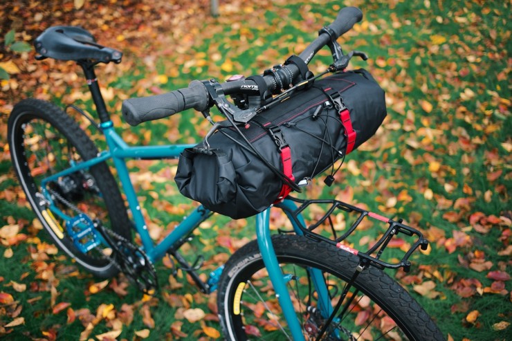 Bikepacking gear: Revelate Handlebar bag - Sweet Roll