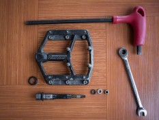 bikepacking flat pedals