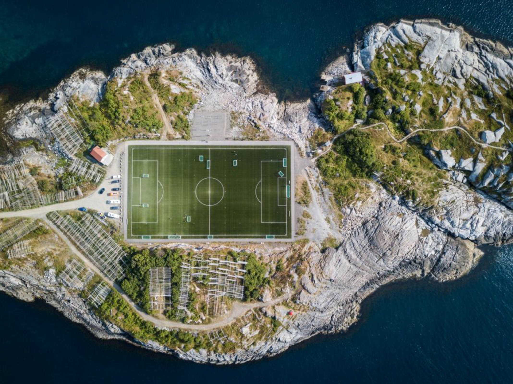 Стадион на острове. Футбольное поле в Хеннингсвер. Стадион Хеннингсвер, Норвегия. Хеннингсвер Норвегия футбольное поле. Стадион на острове Хеннингсвер, Норвегия.