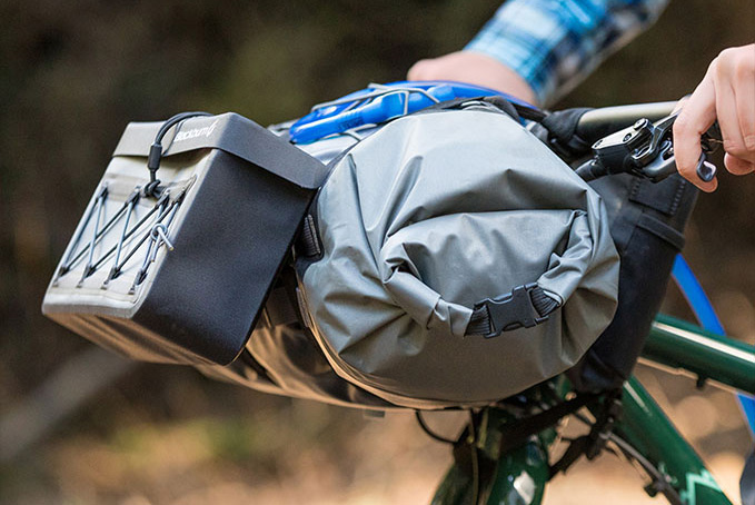 Blackburn’s Hitchhiker Bag can be used with a handlebar roll or without