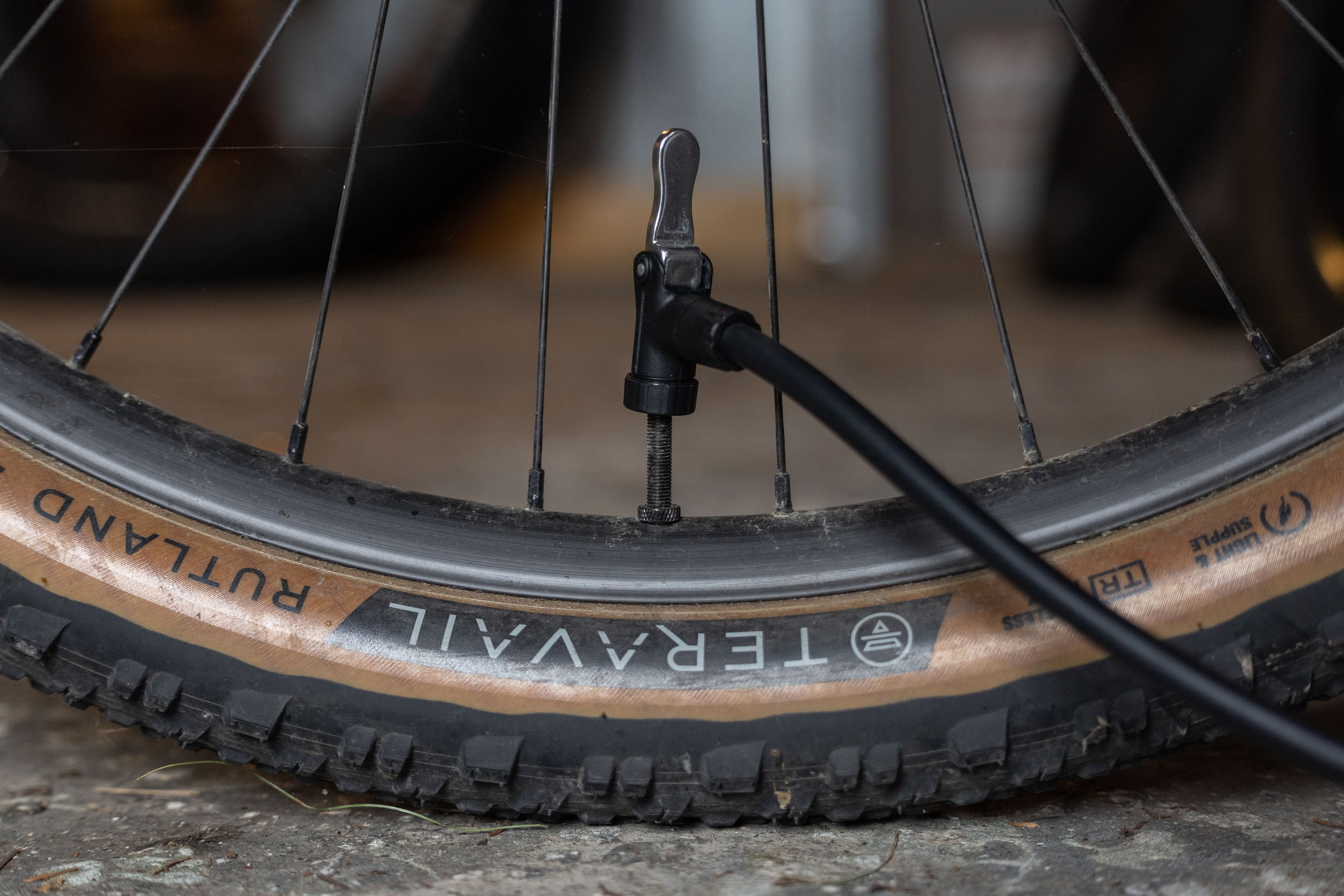 Pompe à Vélo CRANKBROTHERS Klic Analog Avec Réservoir Tubeless - Double Action, Max 11 Bar, Tête Universelle Presta/Schrader
