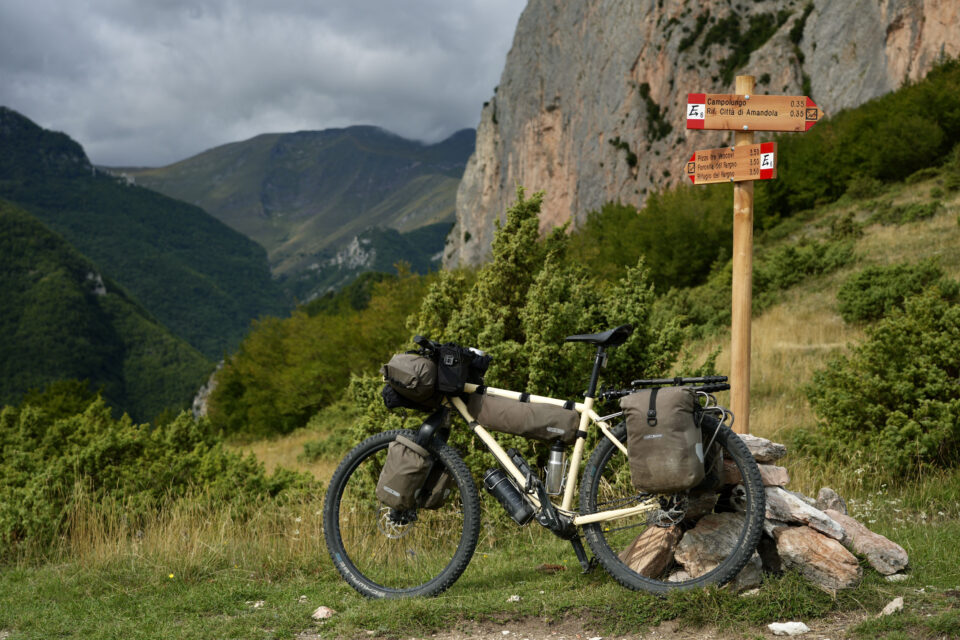 Tristan Bogaard Bikepacking Italy