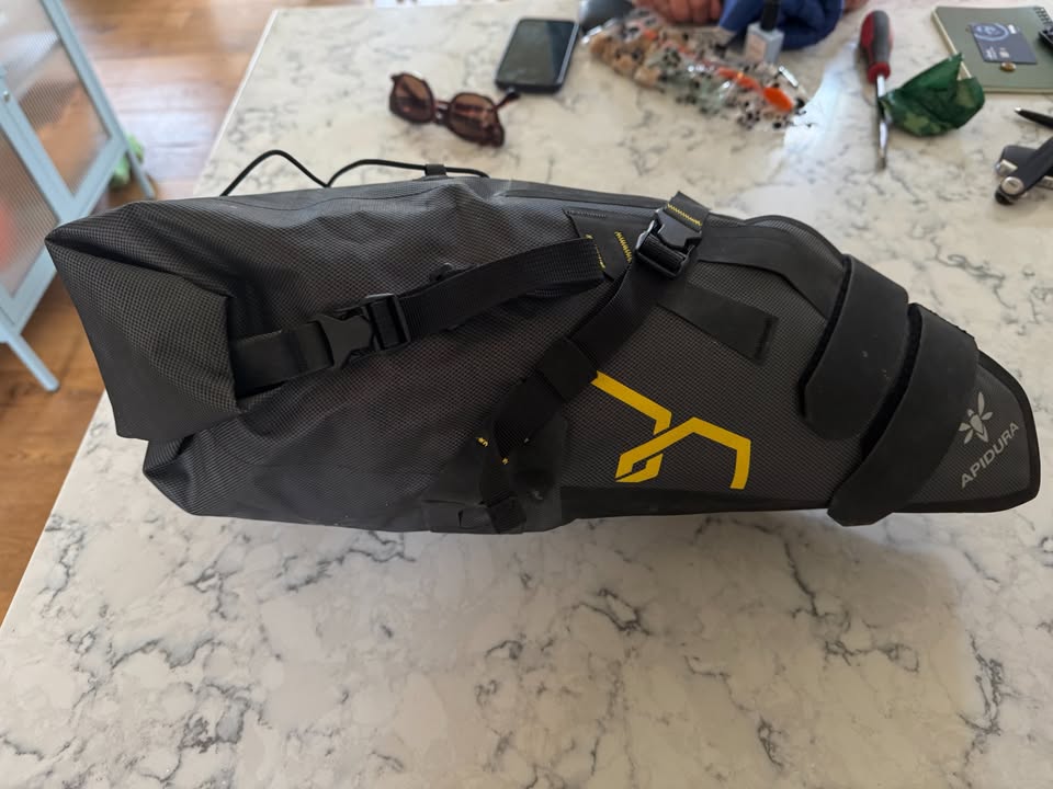 アクセサリー Apidura Saddle Pack Dry 14L Apidura 14L Expedition Saddle Pack - BIKEPACKING.com