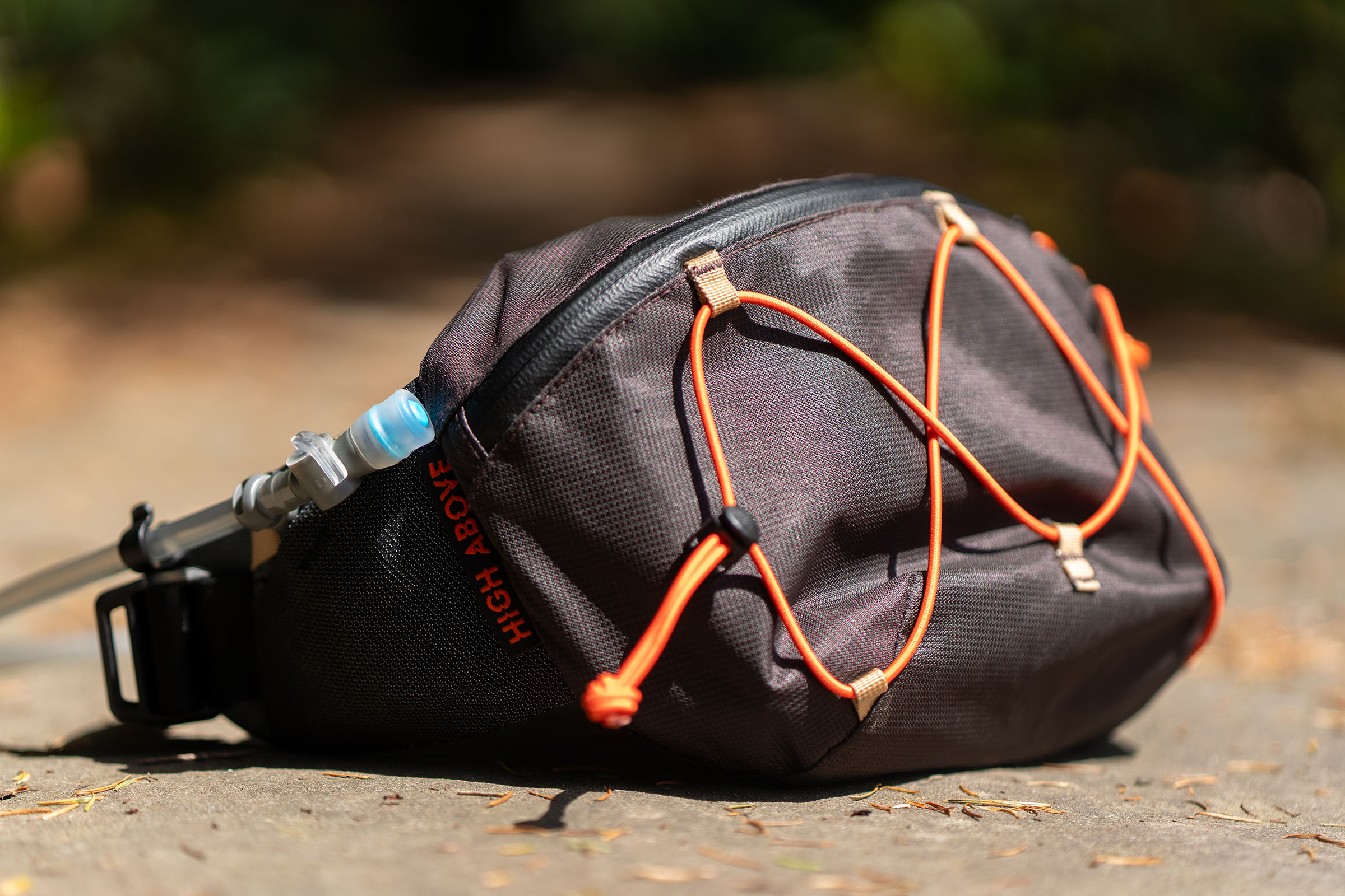 The High Above Cascadia 4L Hip Packs Holds a 1.5L Bladder